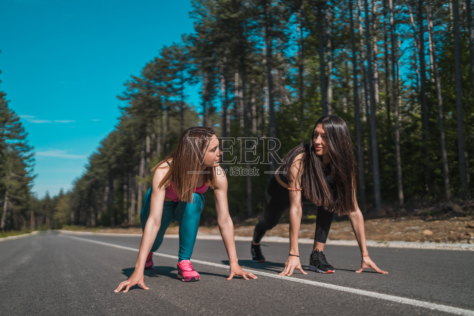 女选手准备去户外挑战，在起跑线上互相观看照片摄影图片