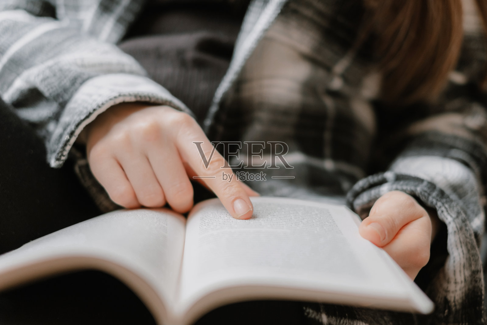 在家模拟看书的女人照片摄影图片