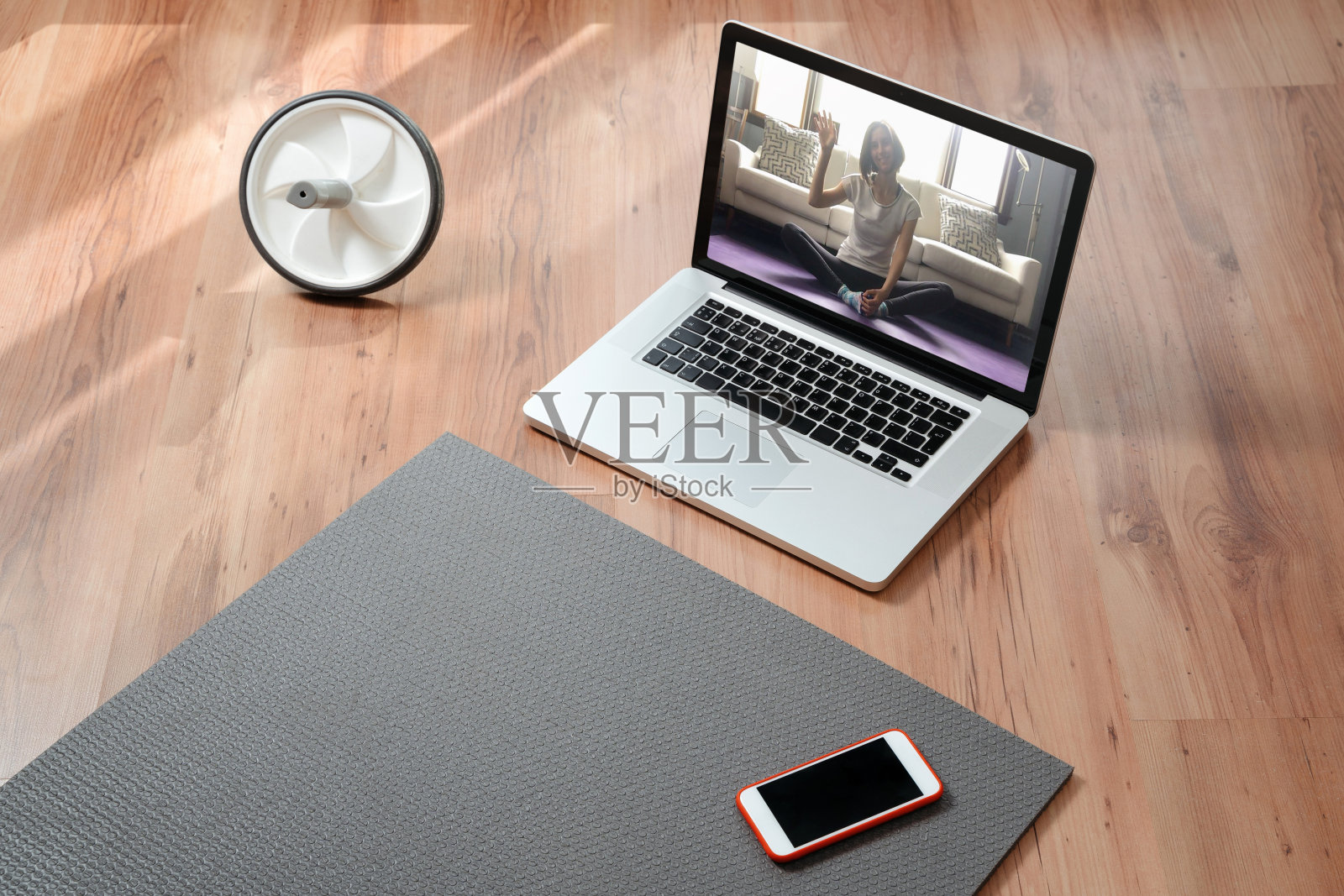 在房间地板上的在线健身设备的特写照片摄影图片