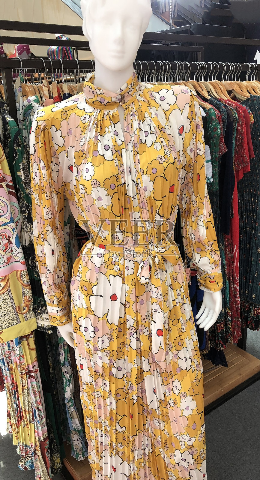 商场里女性服装的照片照片摄影图片