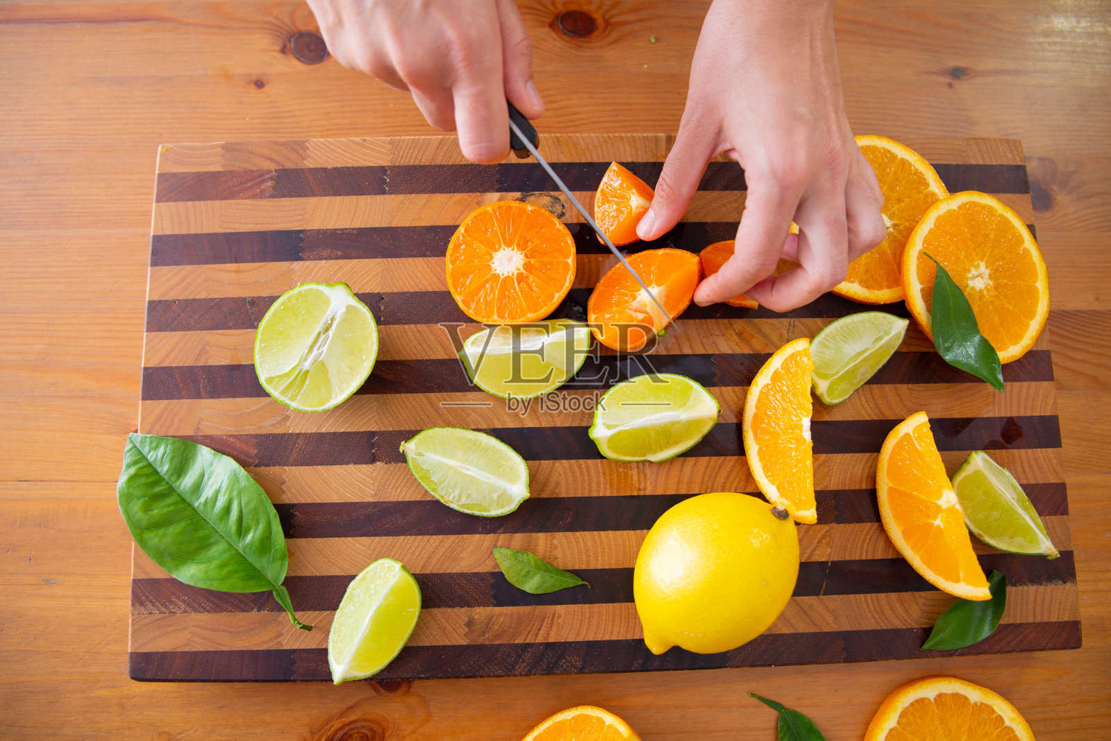 女人拿着桔子切成块照片摄影图片