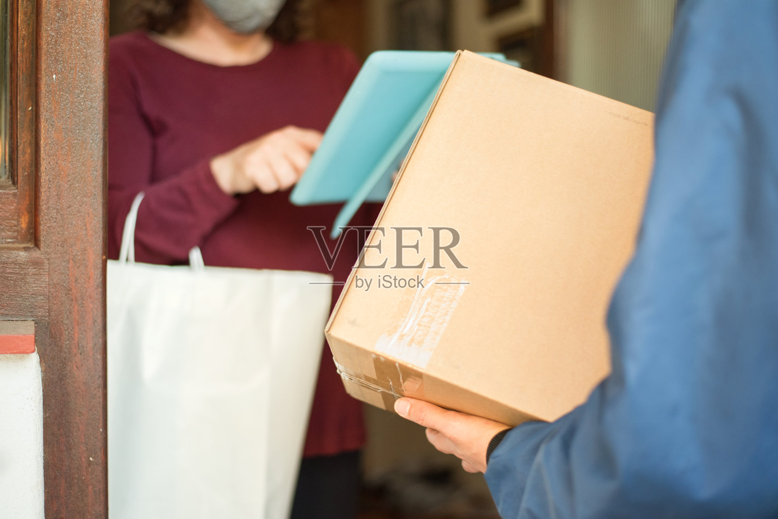 快递员递送包裹照片摄影图片