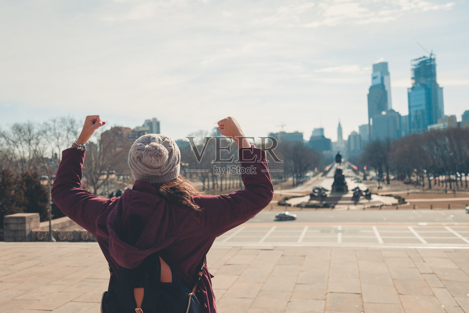 一个重现洛奇巴尔博亚场景的女孩照片摄影图片