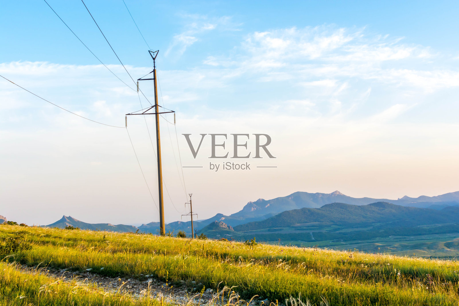 绿草如茵，青山绿水照片摄影图片