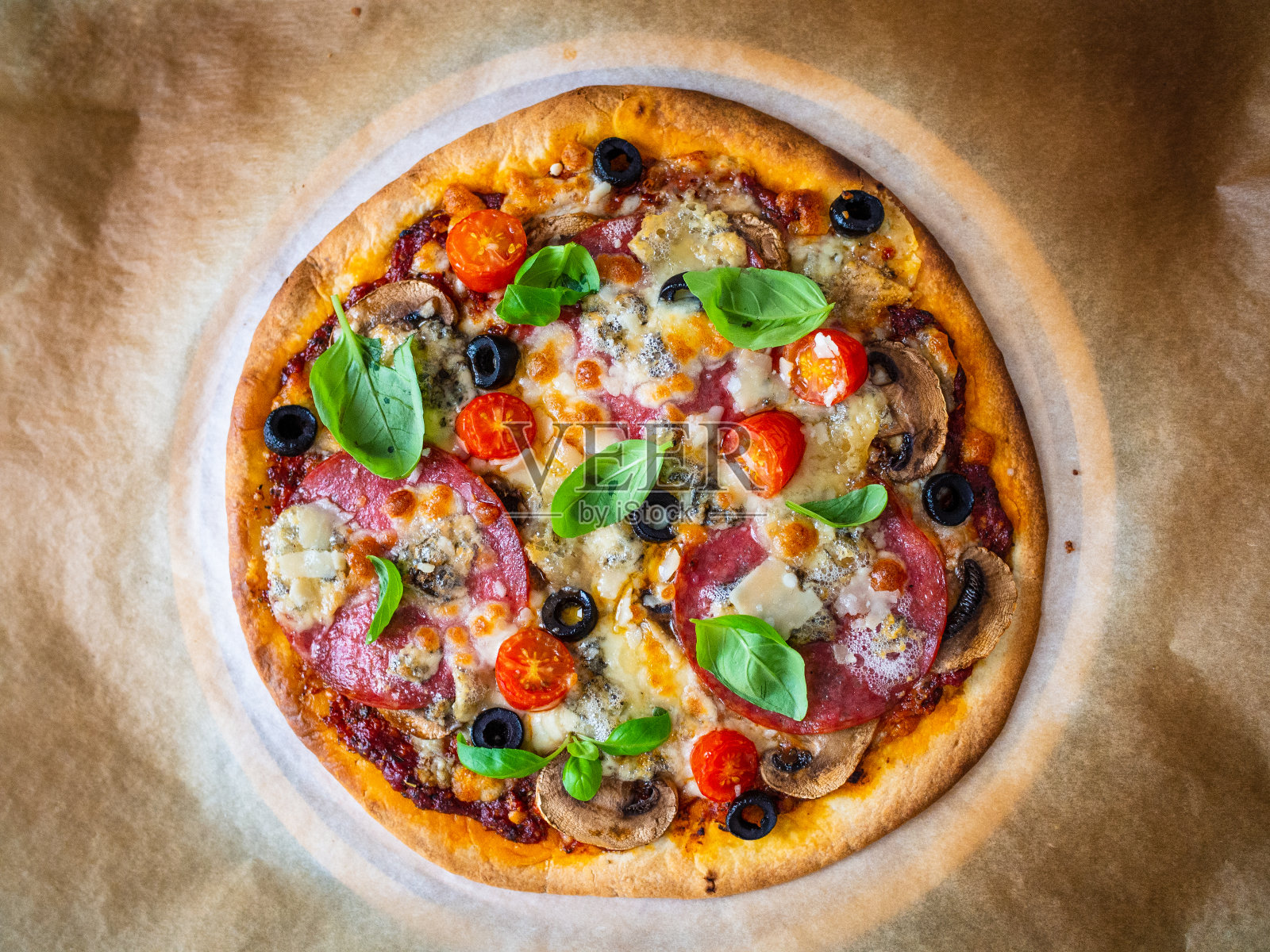 烤纸上的意大利香肠披萨照片摄影图片