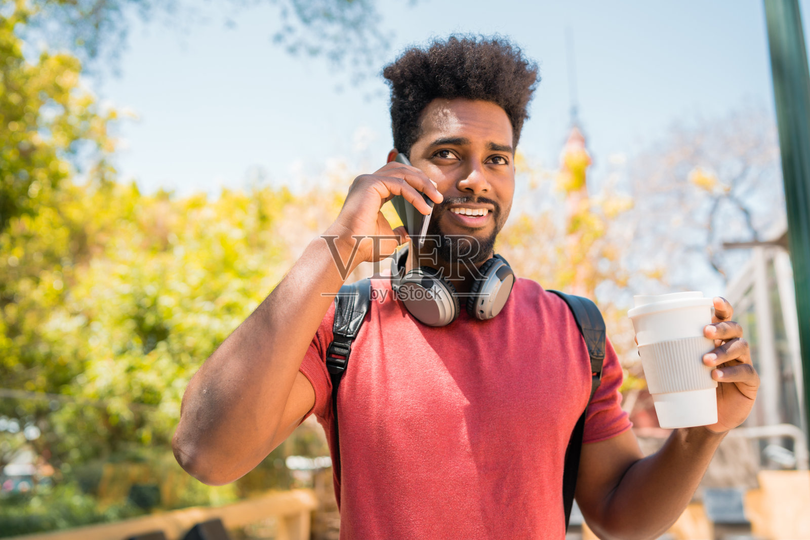 年轻的非洲人正在讲电话。照片摄影图片