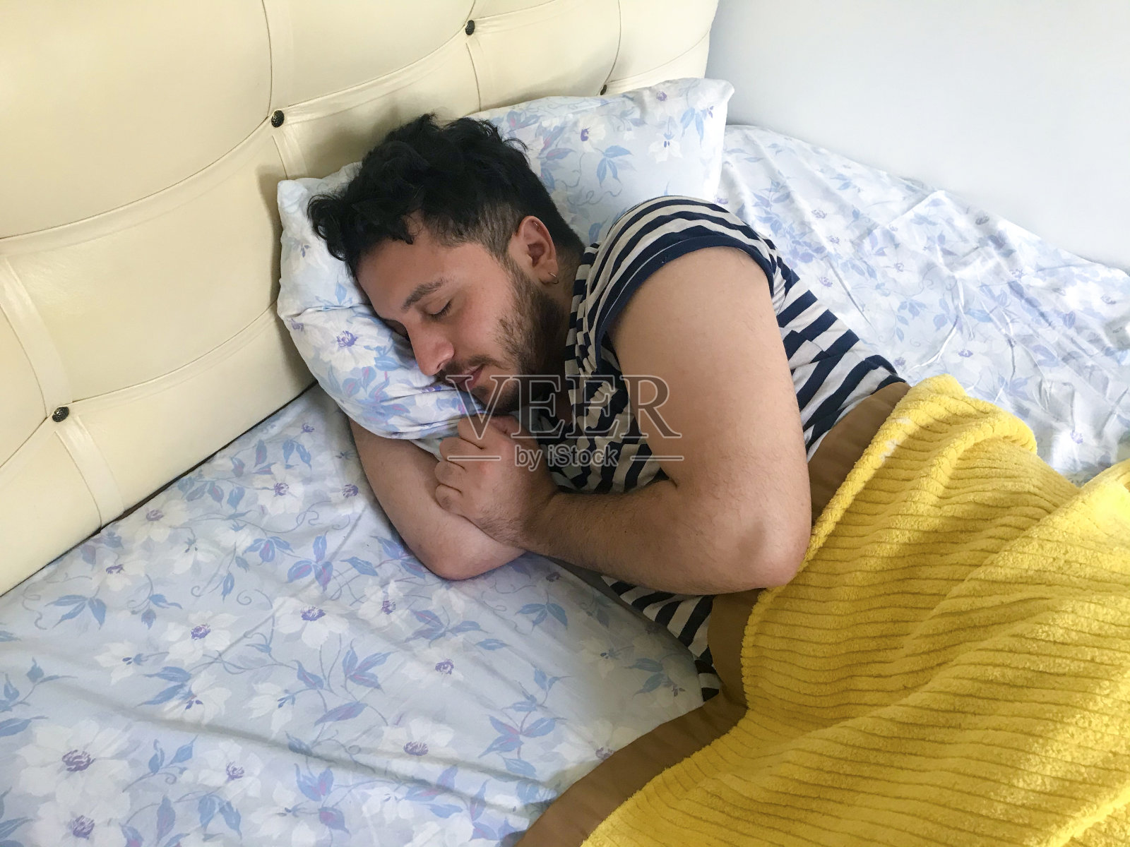 年轻人睡觉照片摄影图片