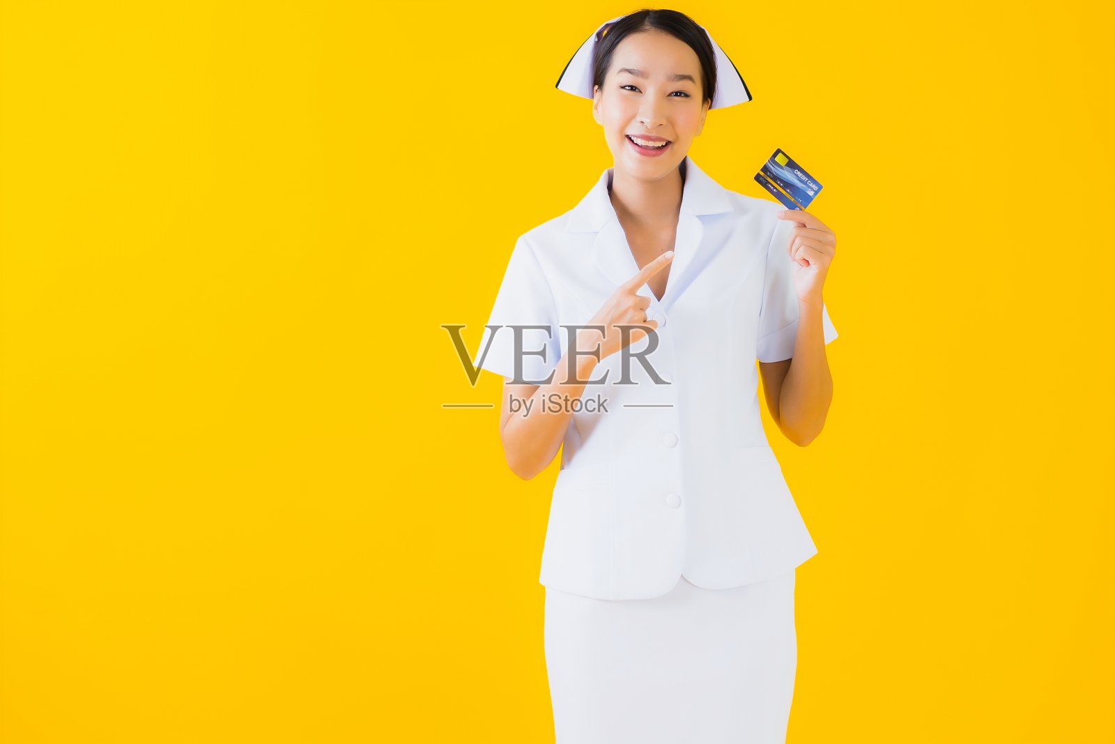 肖像美丽的年轻亚洲妇女泰国护士与信用卡照片摄影图片