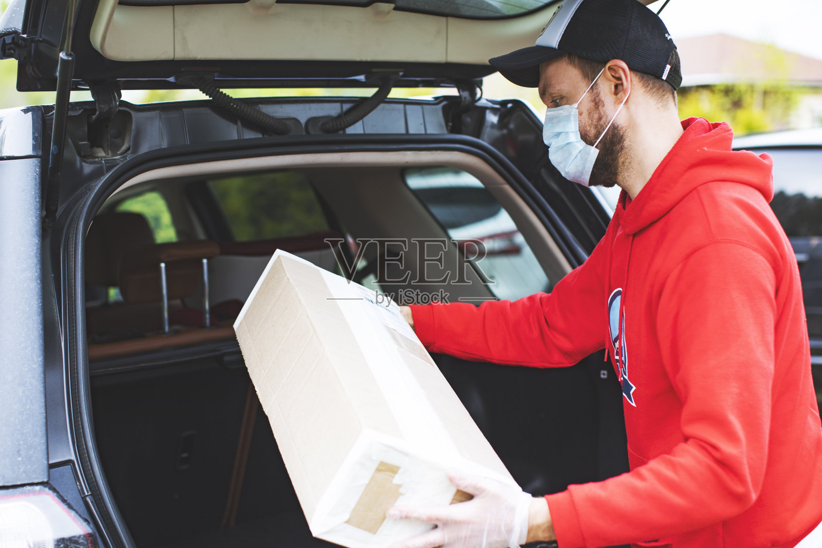 送货员从车里拿出纸板箱照片摄影图片