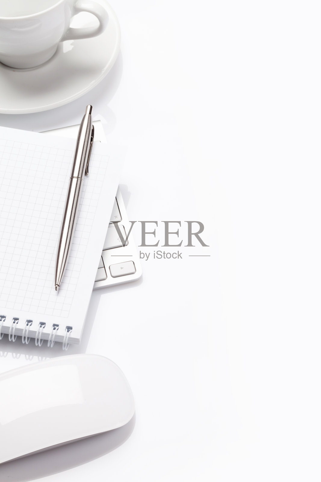 有电脑、用品和咖啡的工作室工作空间照片摄影图片