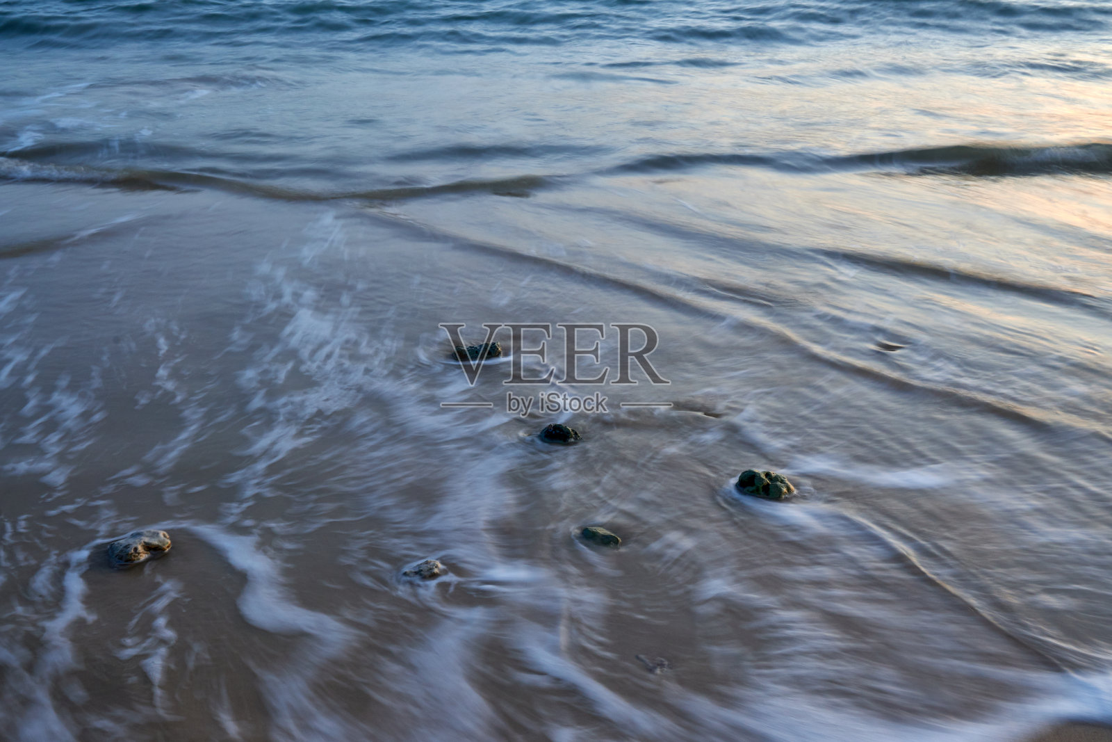 平静海滩的夜晚照片摄影图片