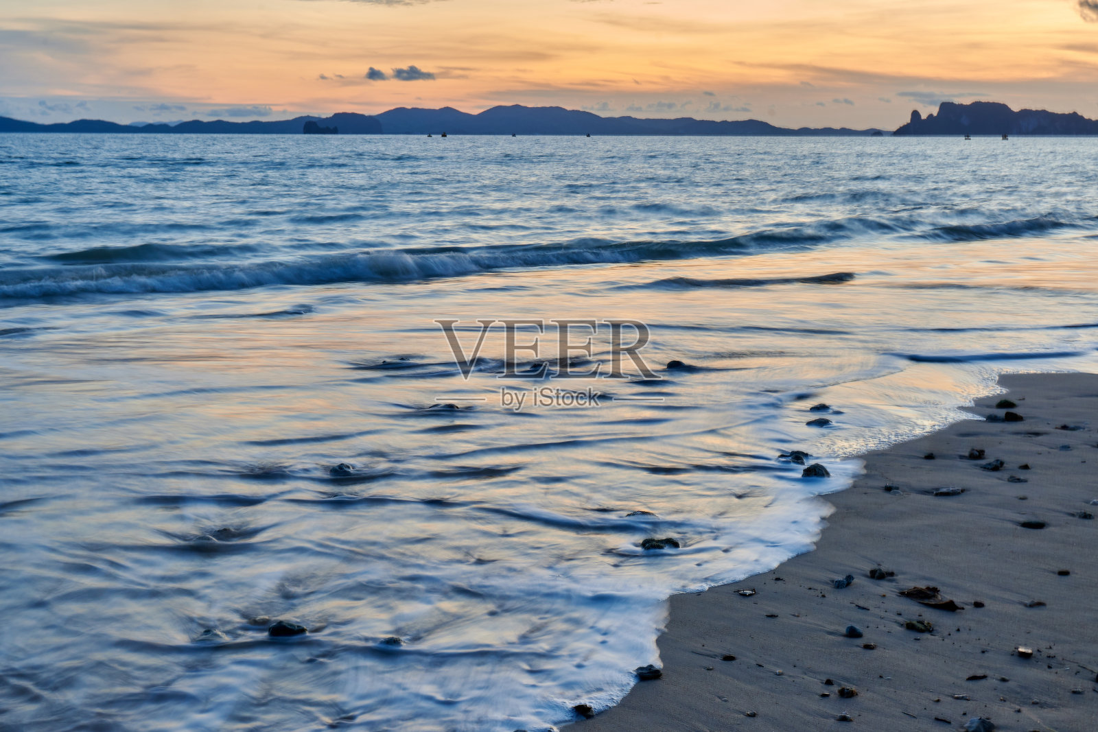 平静海滩的夜晚照片摄影图片