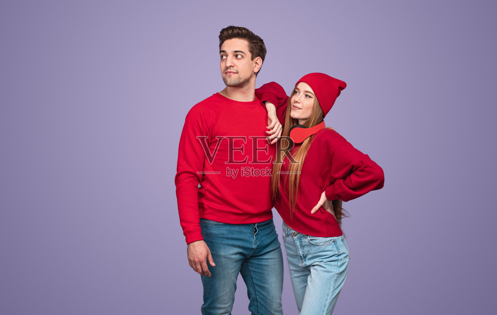 梦想般自信的嬉皮士把目光移开照片摄影图片