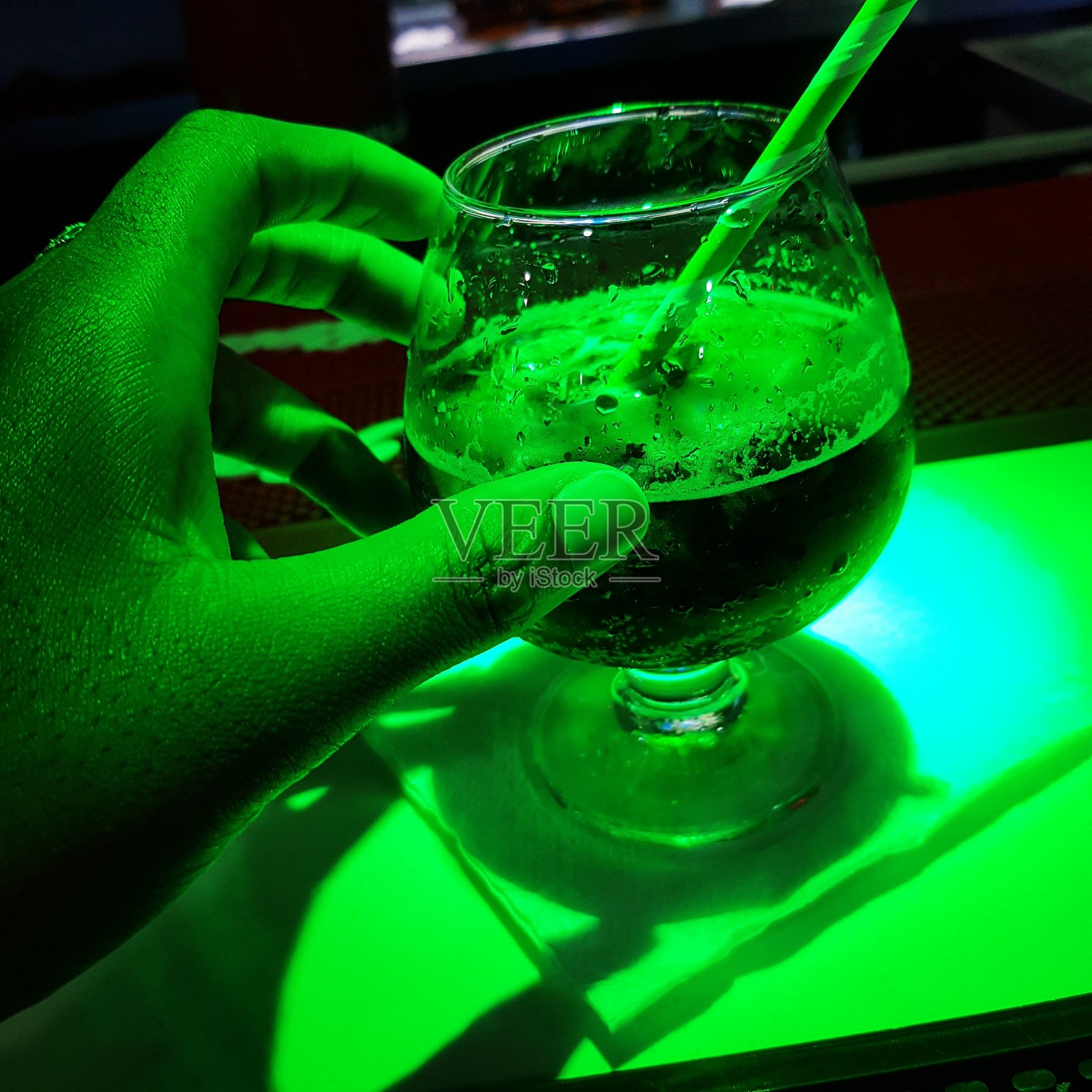 在绿色的房间里喝酒照片摄影图片