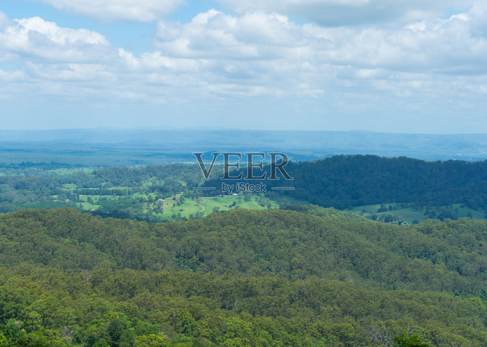 阴天的乡村山丘和围场的风景照片照片摄影图片
