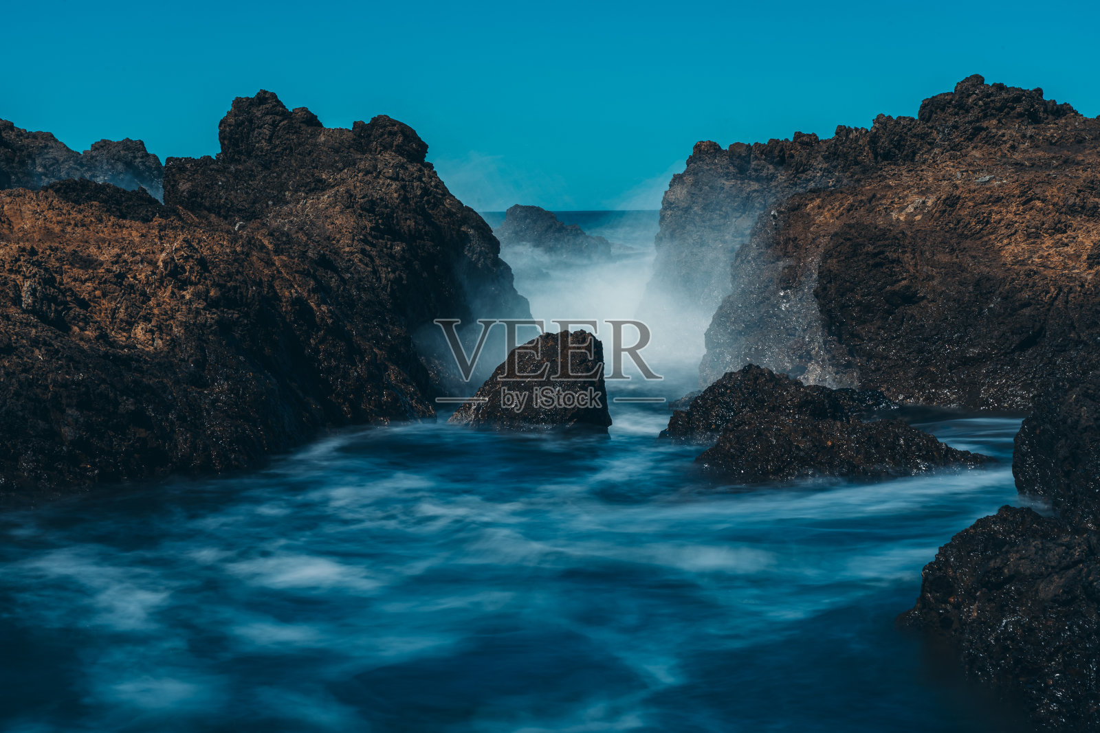 长时间暴露的海浪与岩石照片摄影图片