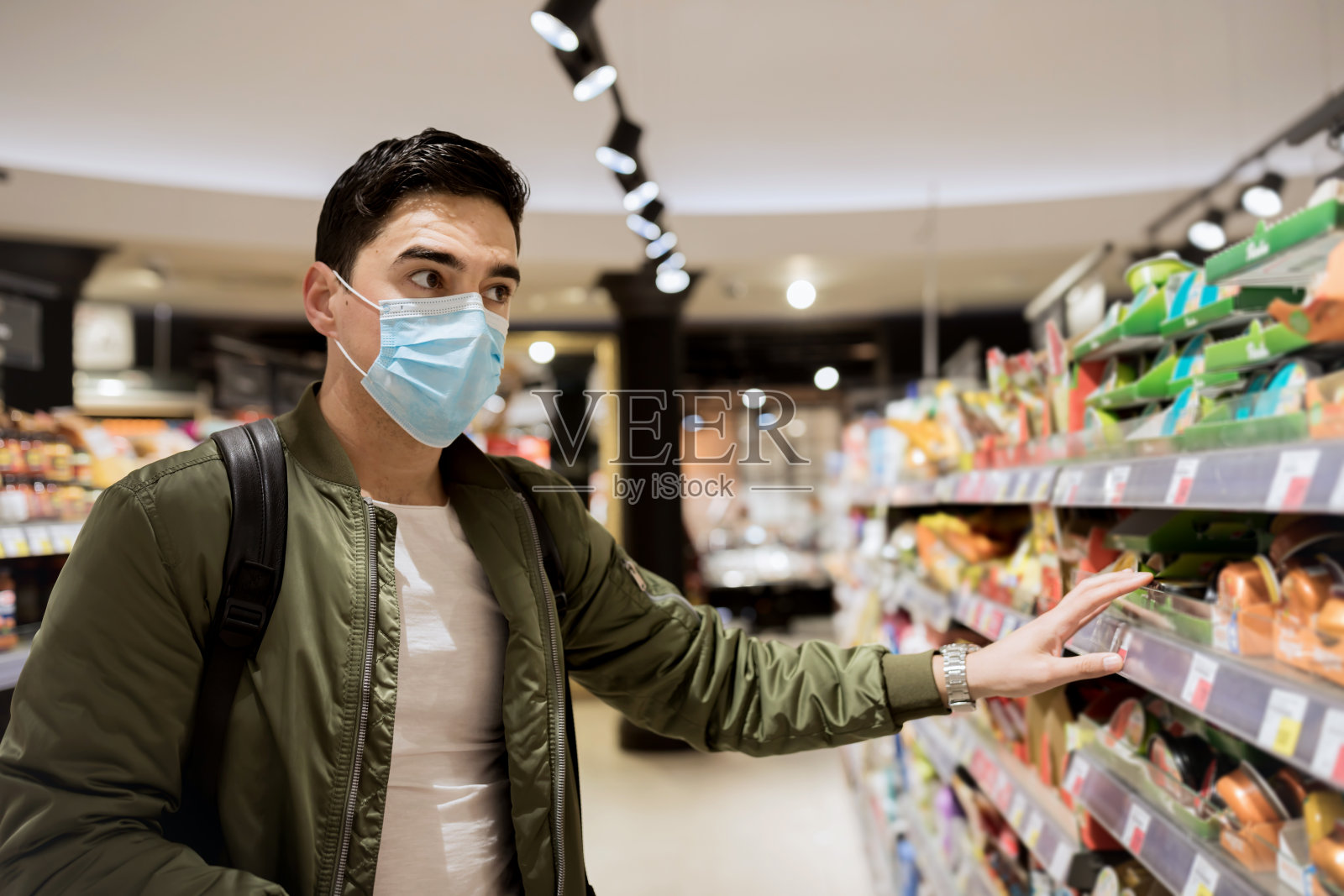 我得囤些食物。时间病毒需要很长时间。照片摄影图片