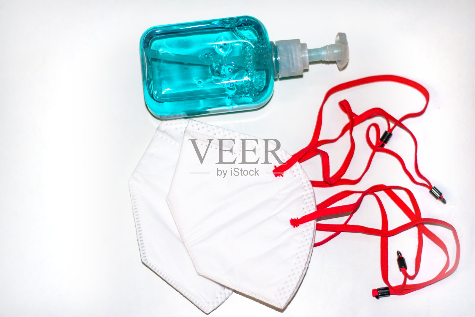 预防冠状病毒的外科口罩、洗手液、洗手液等手部卫生传播防护。照片摄影图片