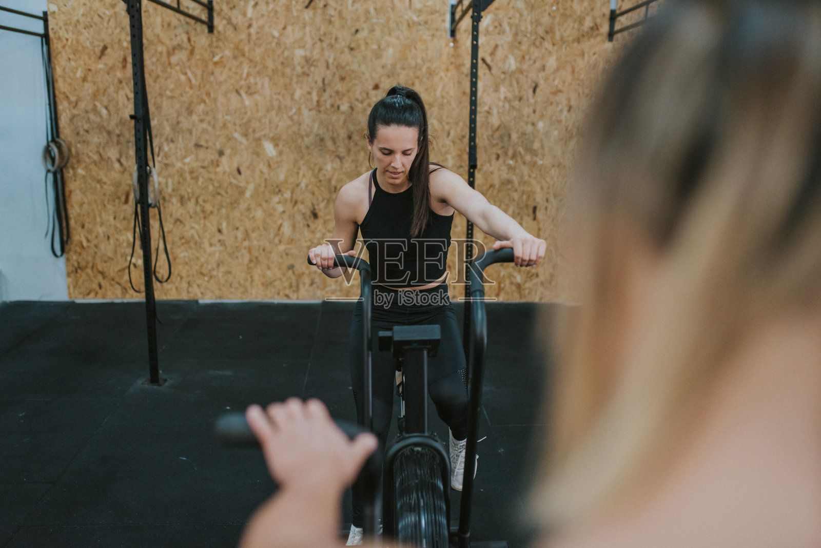 运动员在体育馆进行交叉训练照片摄影图片