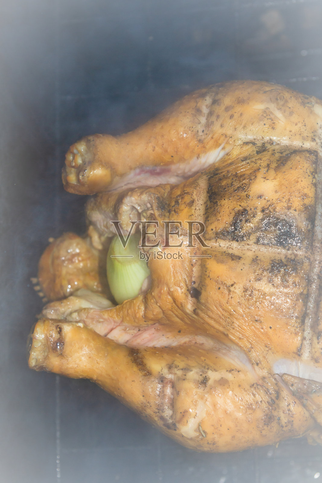 整只大鸡在街上的烟熏室里照片摄影图片