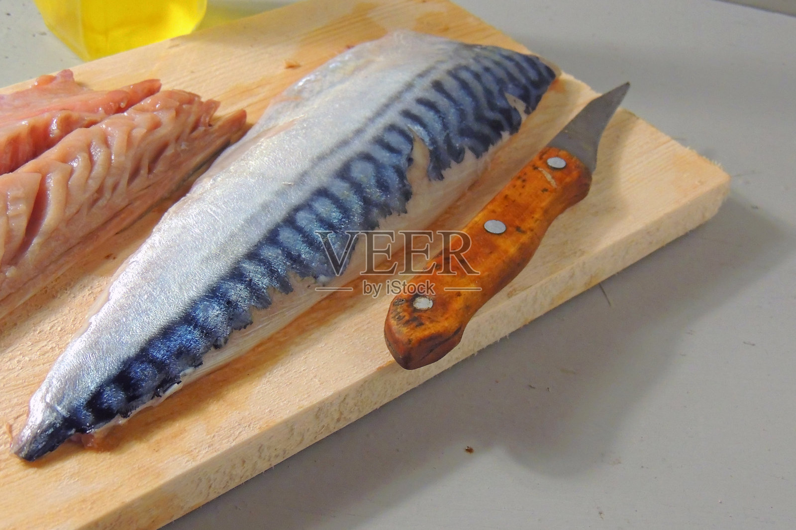 新鲜的鲭鱼和蔬菜照片摄影图片