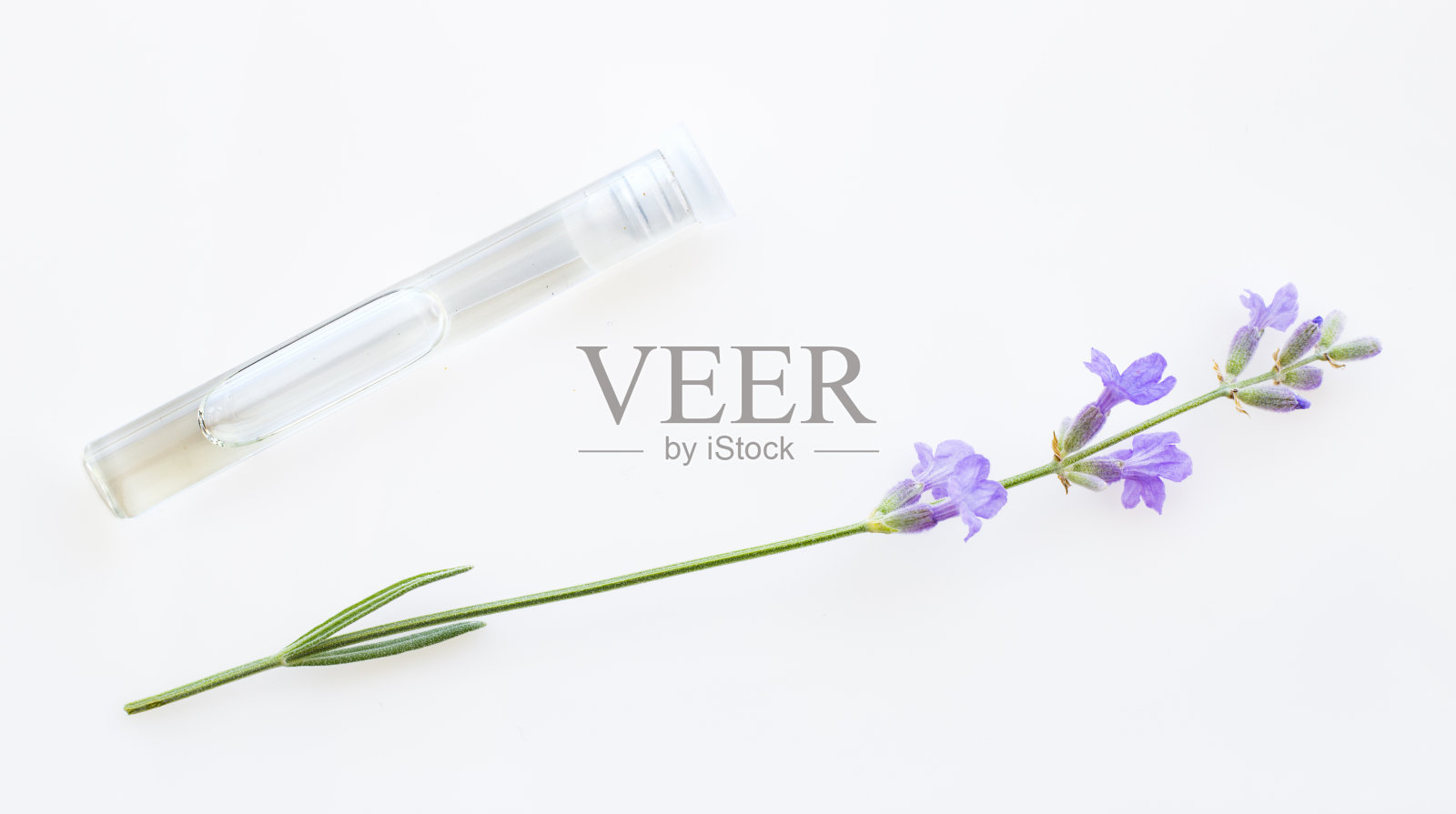 薰衣草精油在瓶子与滴管。照片摄影图片