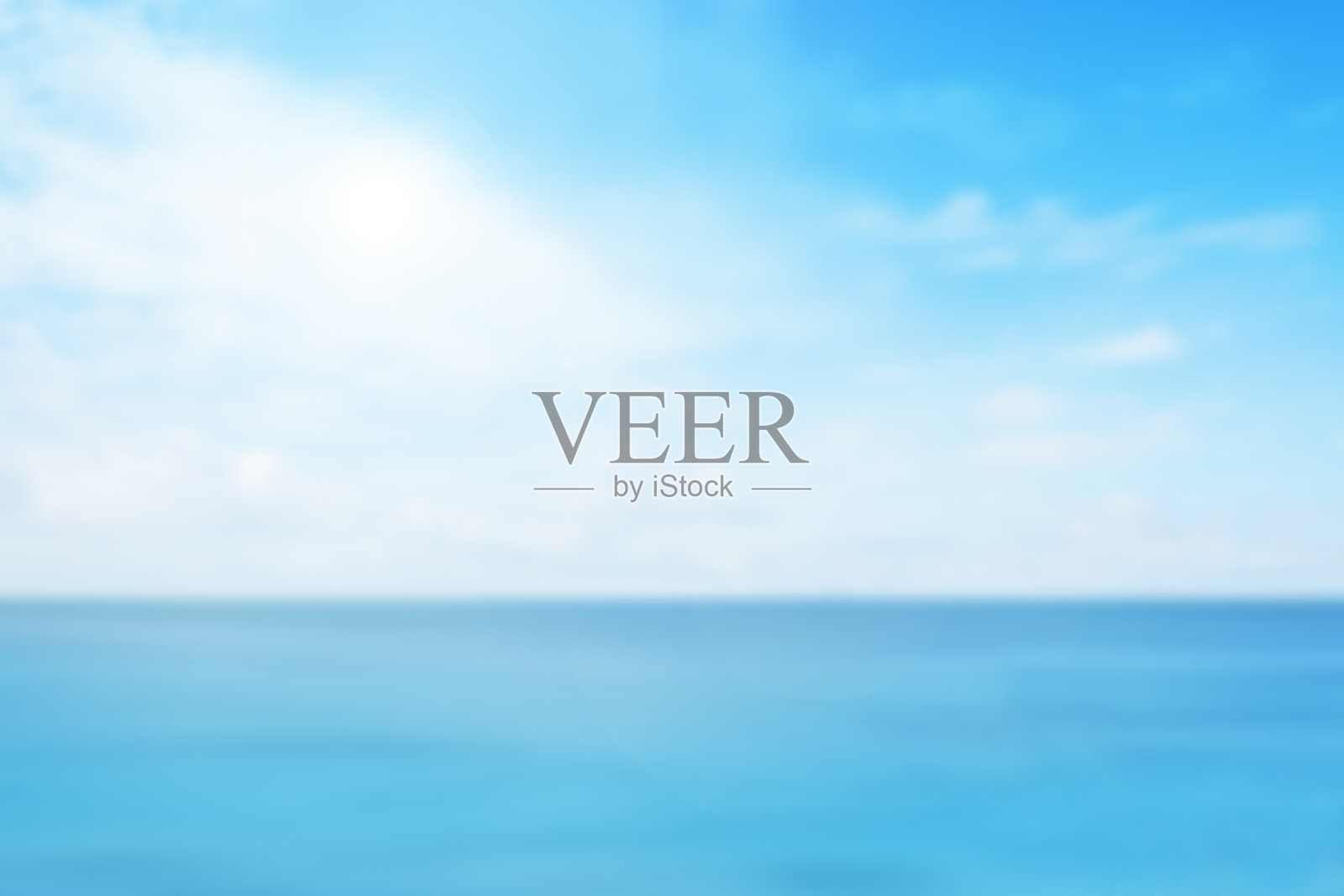 地平线上的热带沙滩上模糊的凉爽的海洋背景;放松的户外度假与天堂的心灵在一个度假村甲板触摸阳光，天空冲浪夏天的云和浅蓝色波浪的海洋。照片摄影图片