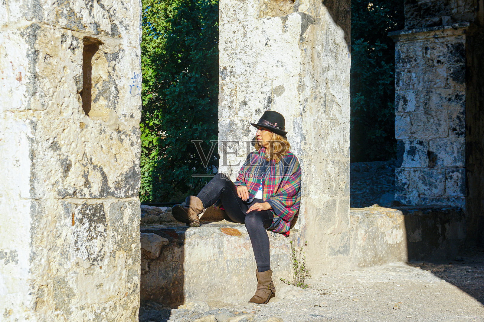 来自土耳其Fethiye的Kaya村。一个女人在古老的村庄里走来走去。照片摄影图片