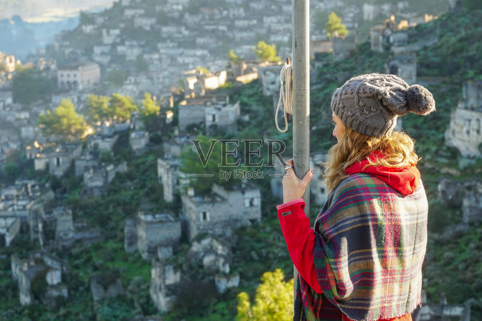 来自土耳其Fethiye的Kaya村。一个女人在古老的村庄里走来走去。照片摄影图片