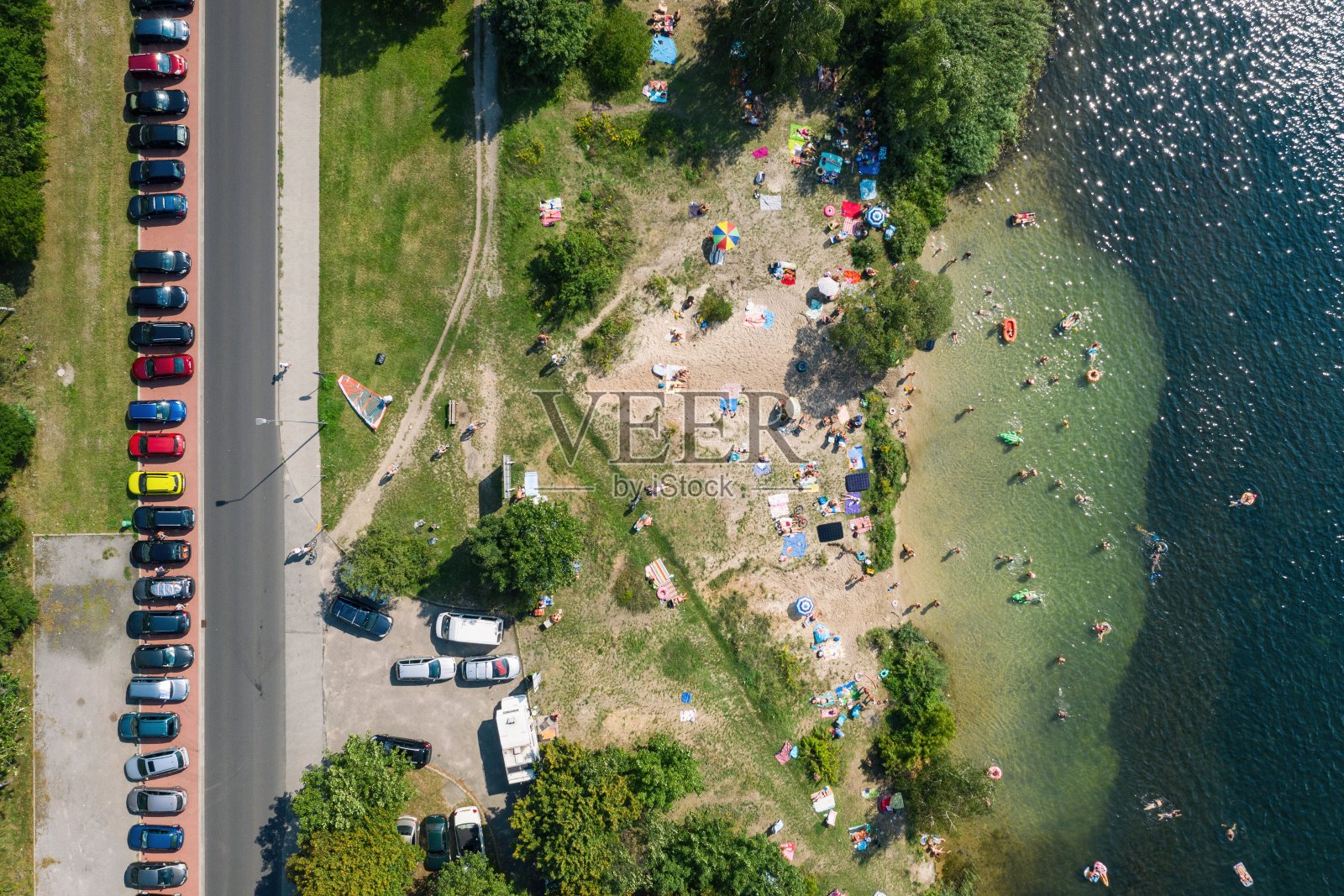 在沙滩上度假，晒日光浴，在水里游泳照片摄影图片