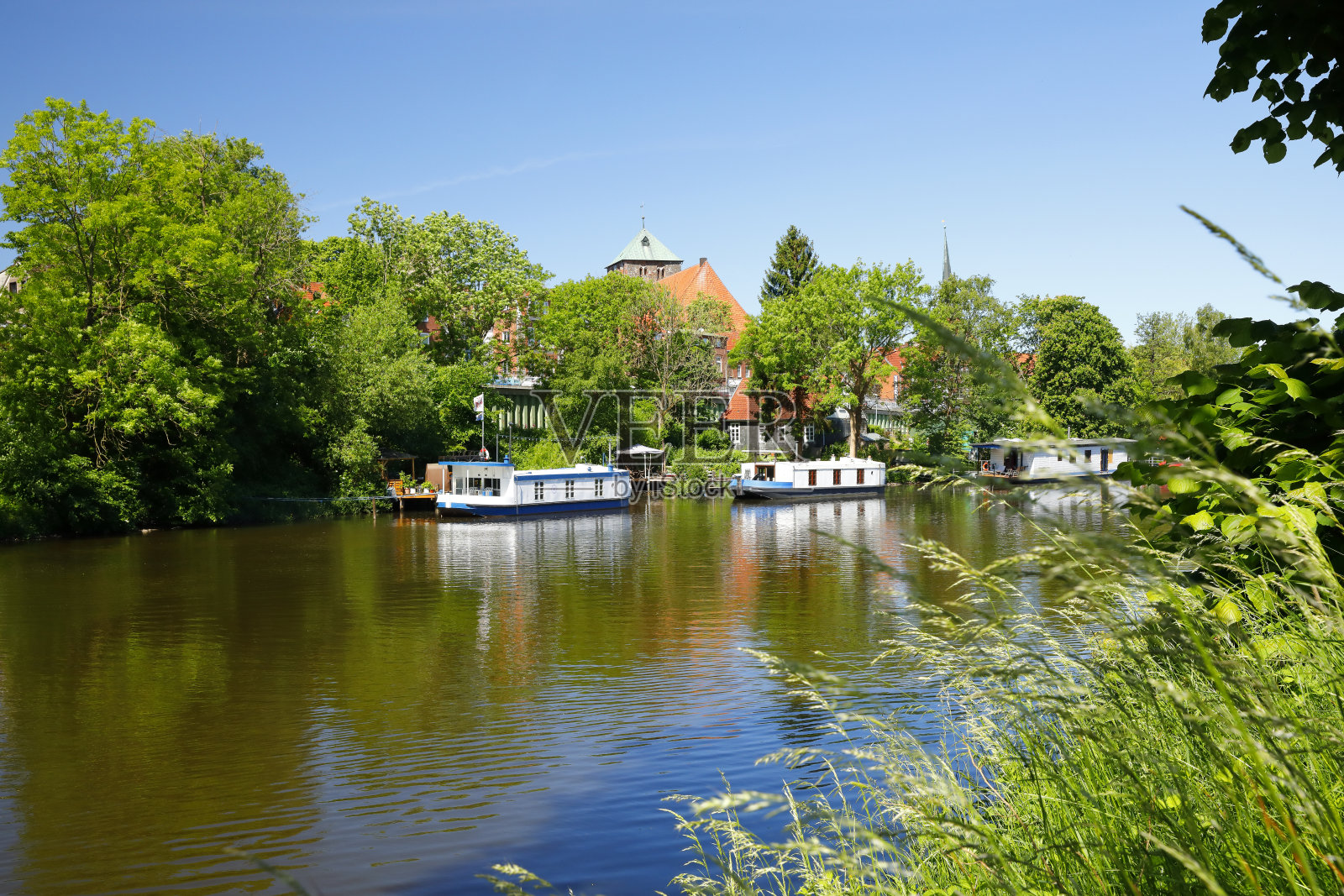 下萨克森州中世纪小镇斯塔德的船屋。照片摄影图片