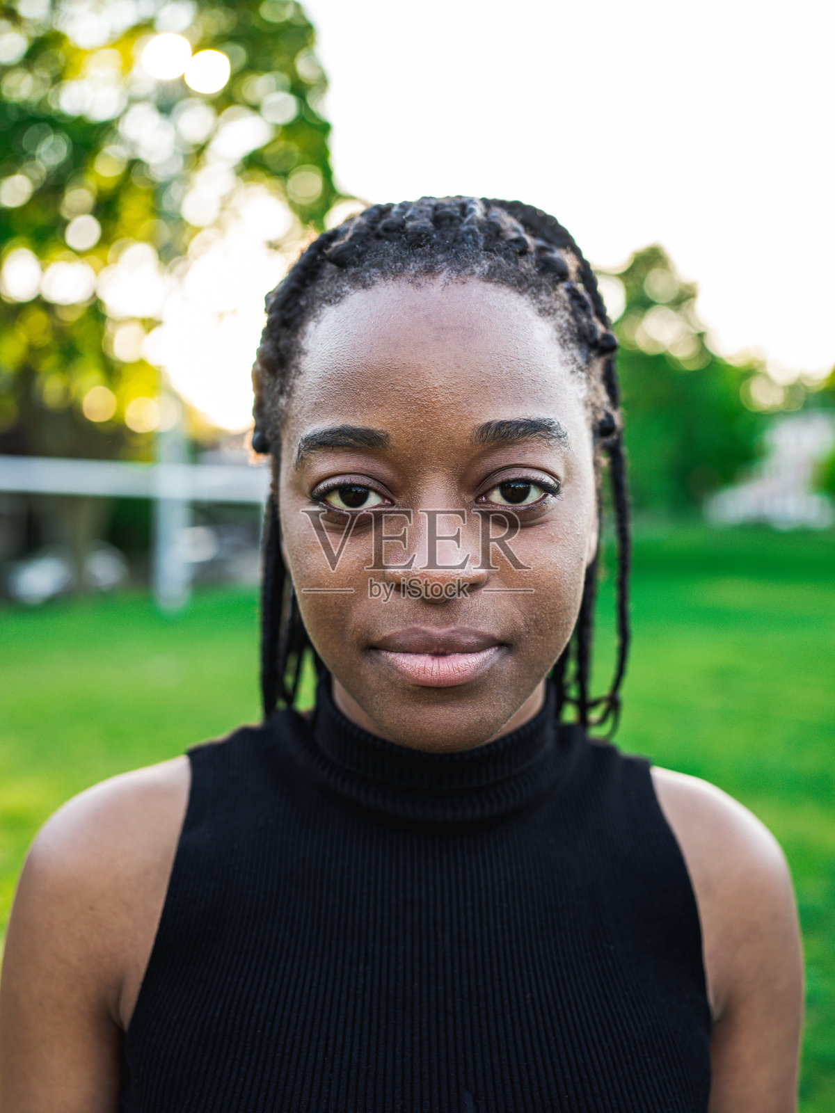 户外的年轻非洲妇女肖像照片摄影图片