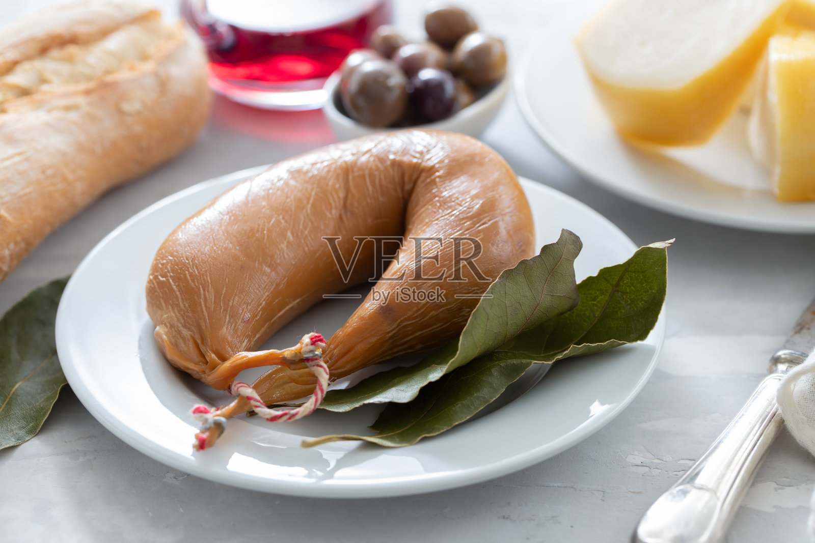 典型的葡萄牙烟熏香肠配白菜照片摄影图片