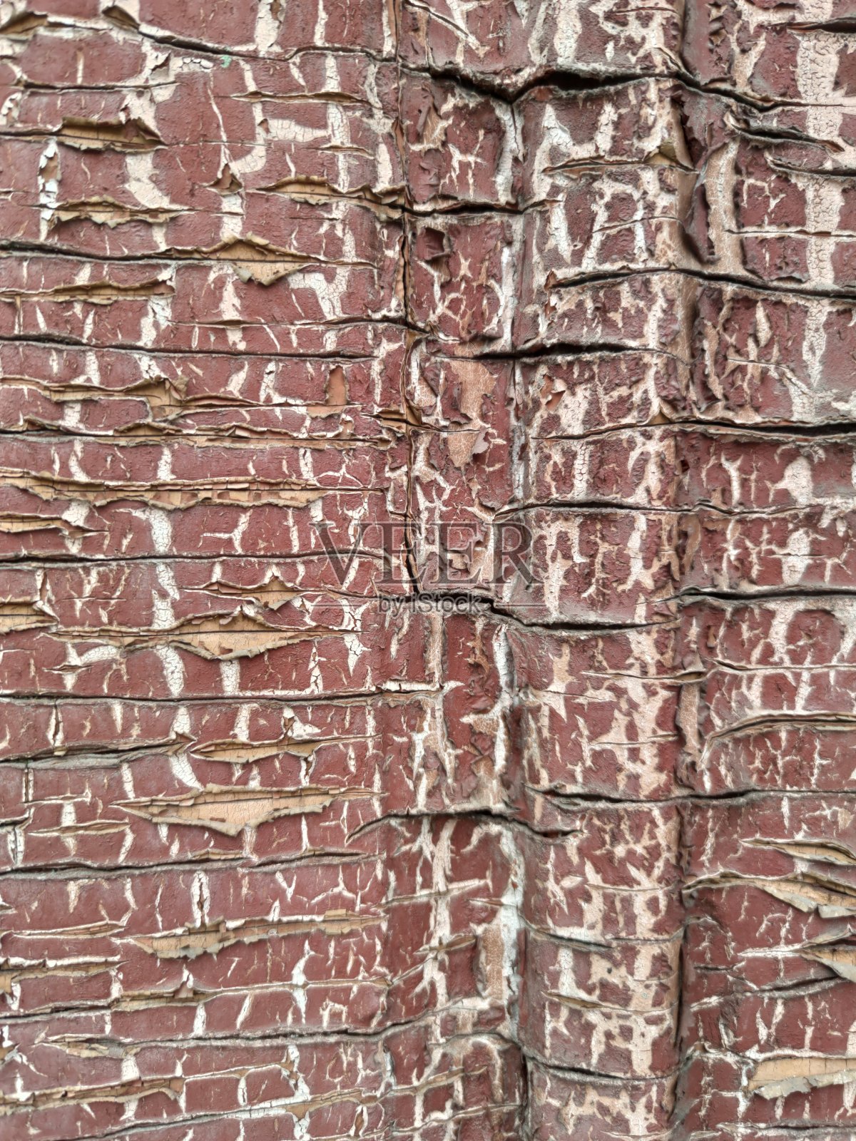 木门碎片，棕色油漆有裂缝。油漆的裂缝。体积框架照片摄影图片