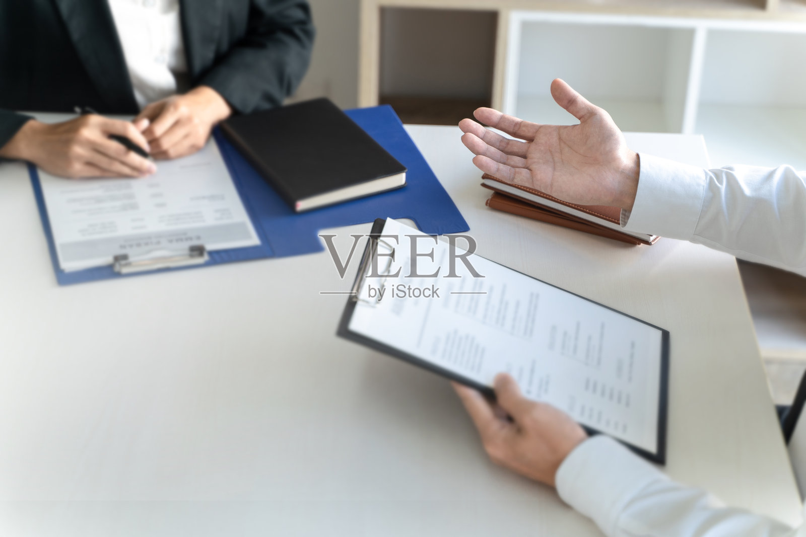 招聘人员在面试中与候选人一起。照片摄影图片