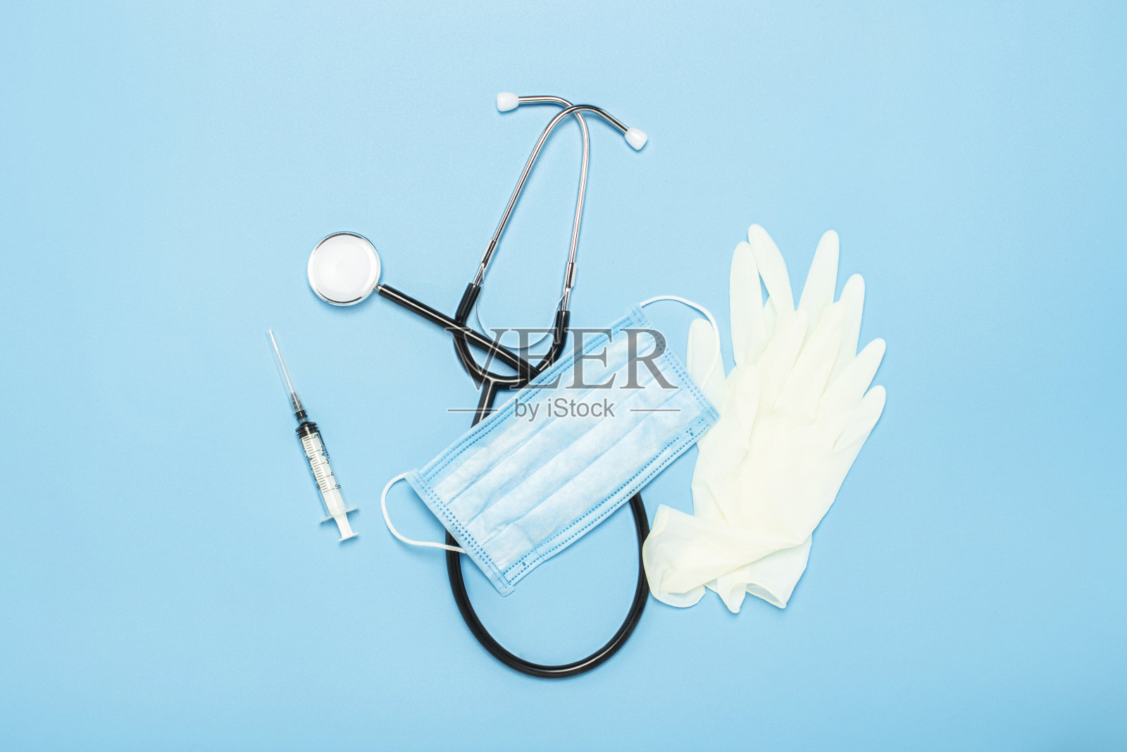 医用听诊器，乳胶手套，注射器和防护口罩(蓝色背景)。概念医学、护士、医院、安全、流行病。横幅。平躺，俯视图照片摄影图片