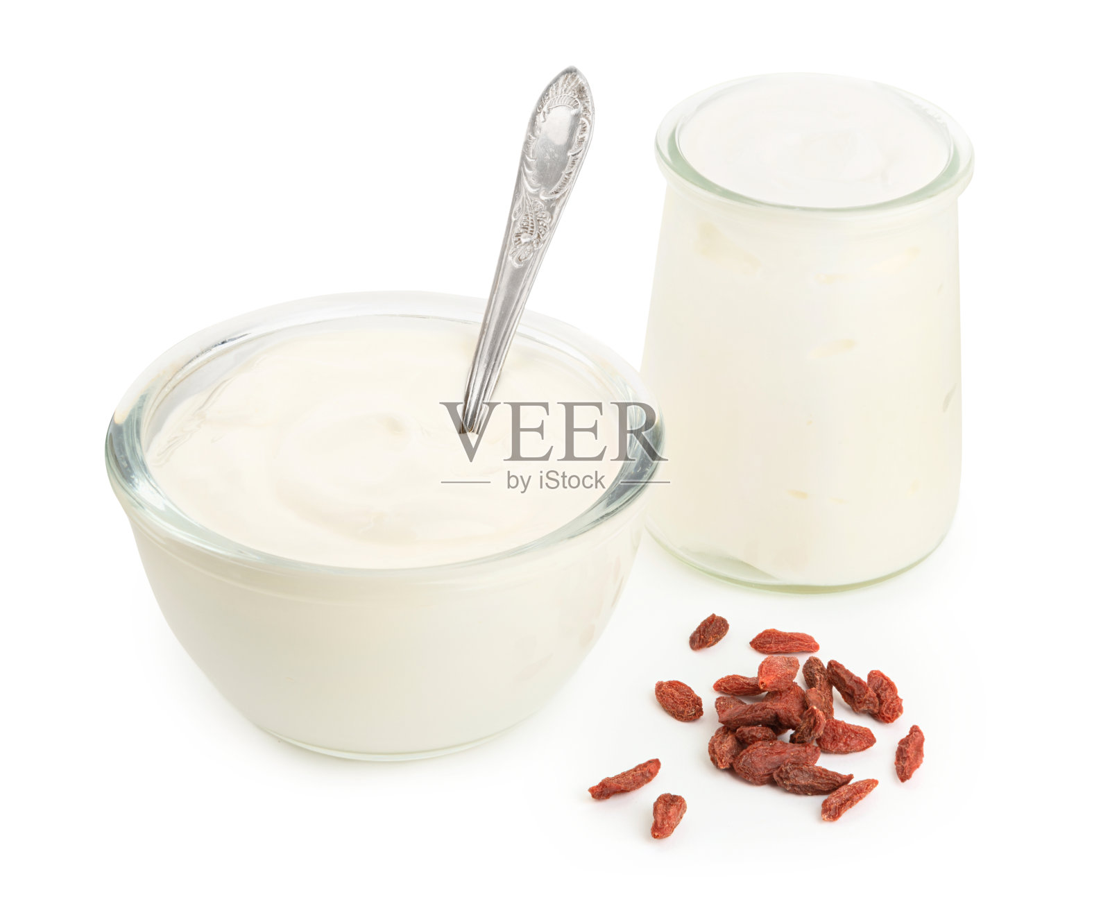 玻璃碗里的酸奶和白色背景上的枸杞照片摄影图片