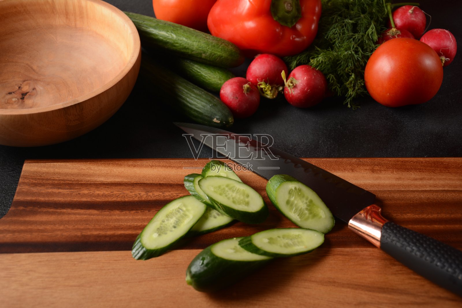 砧板上的新鲜黄瓜和刀：预备食材、烹饪食物概念照片摄影图片
