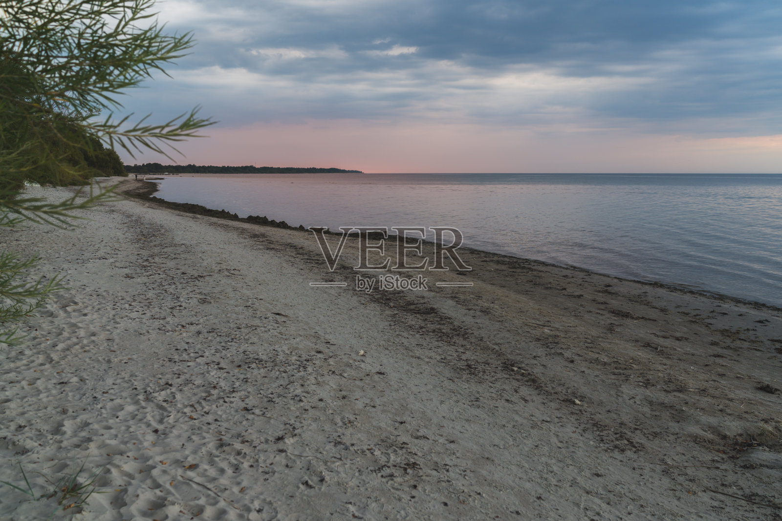 日落时幽暗的海岸照片摄影图片