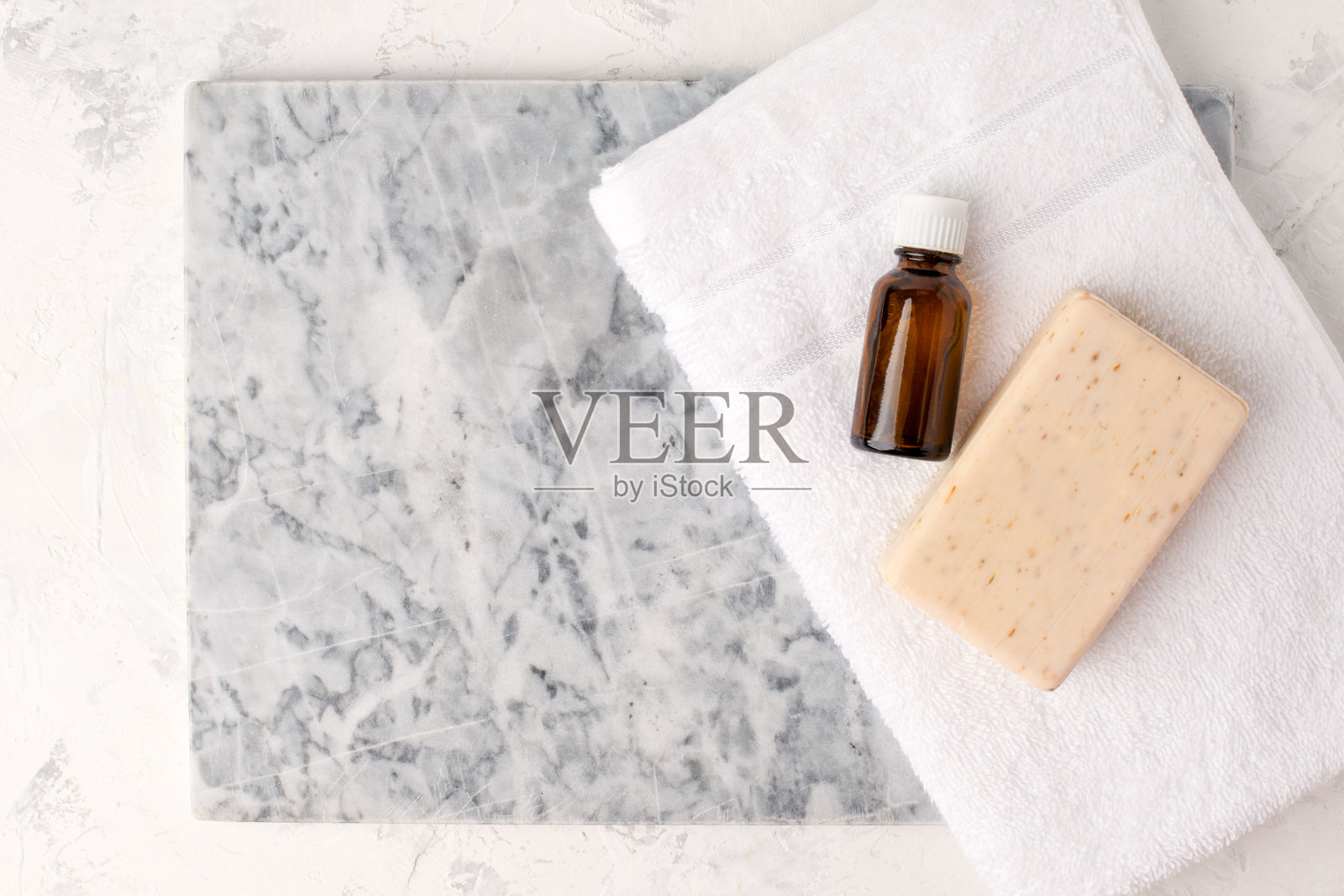 季节性水疗集按摩油，肥皂，毛巾在灰色大理石盘子，有机化妆品，芳香疗法和替代医学概念，水疗沙龙的旗帜，传单，优惠券照片摄影图片