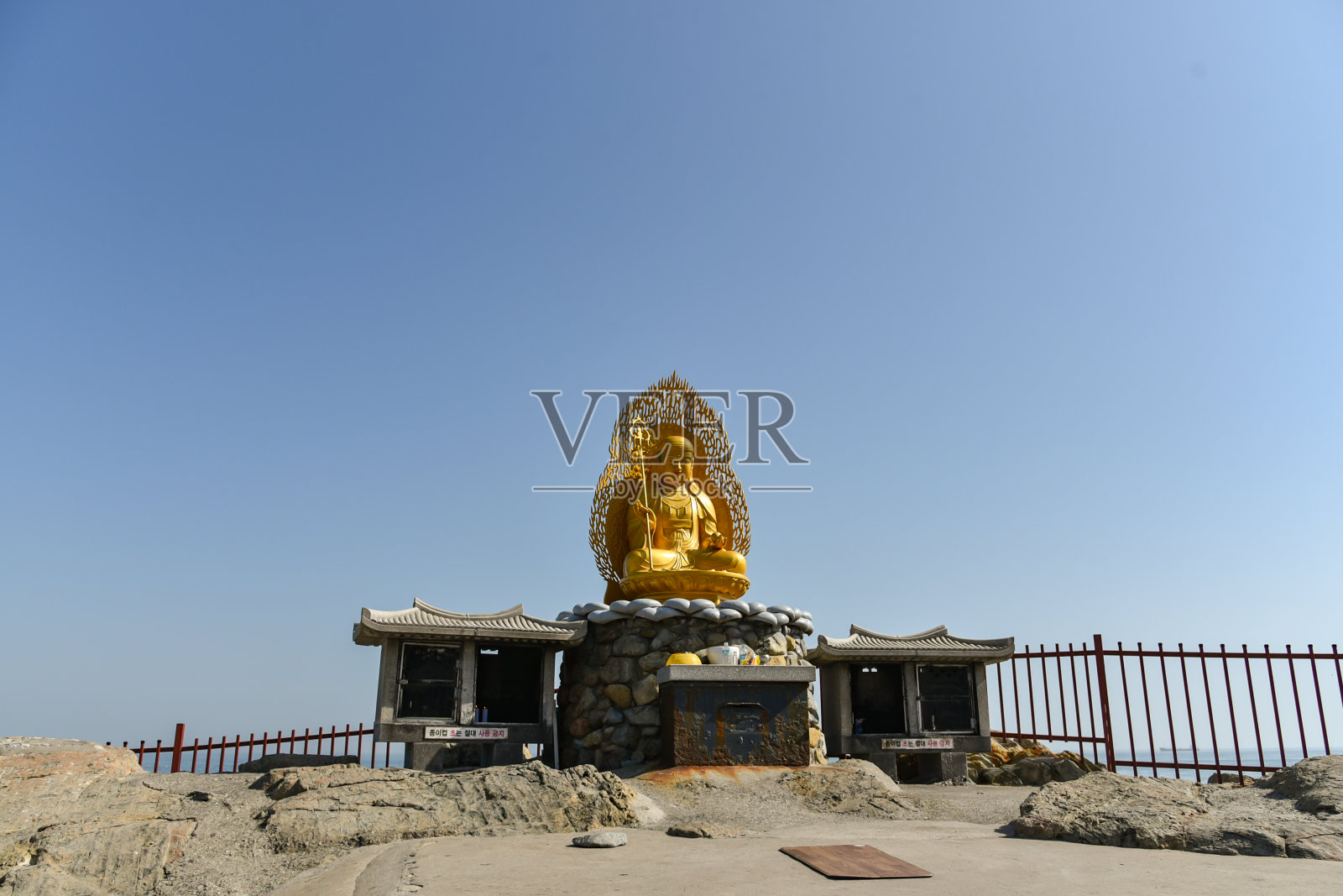 韩国釜山——2019年11月1日:韩国釜山海东永公寺附近的中国文化金佛雕塑。照片摄影图片