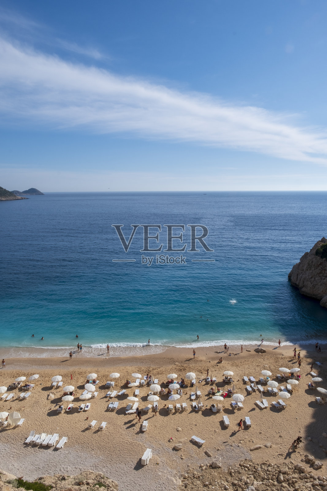 冥想和享受大自然的乐趣。地中海的森林和美丽的海洋。照片摄影图片