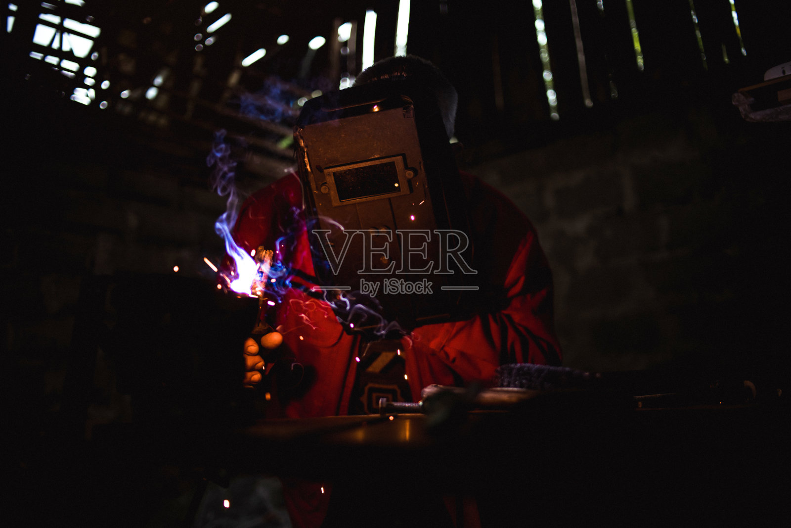 焊工在他的车间工作照片摄影图片