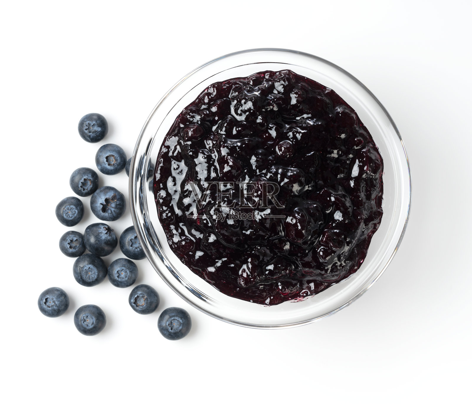 蓝莓果酱放在玻璃碗里，背景是白色照片摄影图片