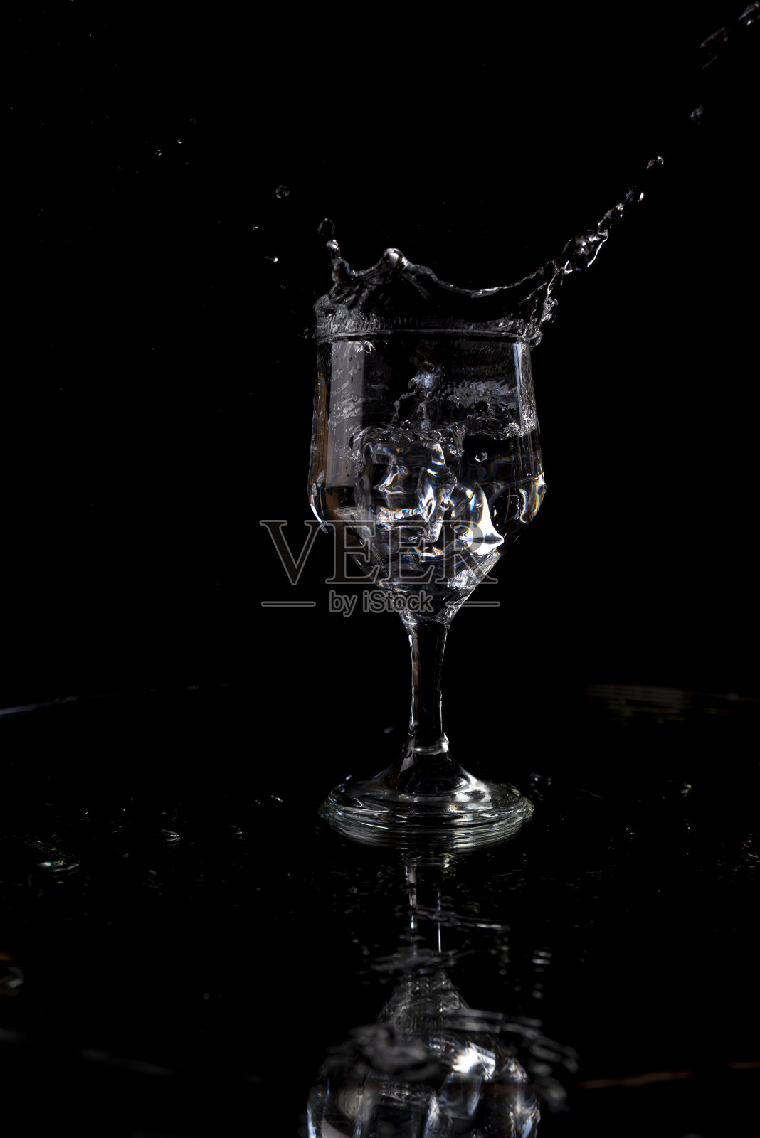 在黑色背景上用水和冰溅起的水花照片摄影图片