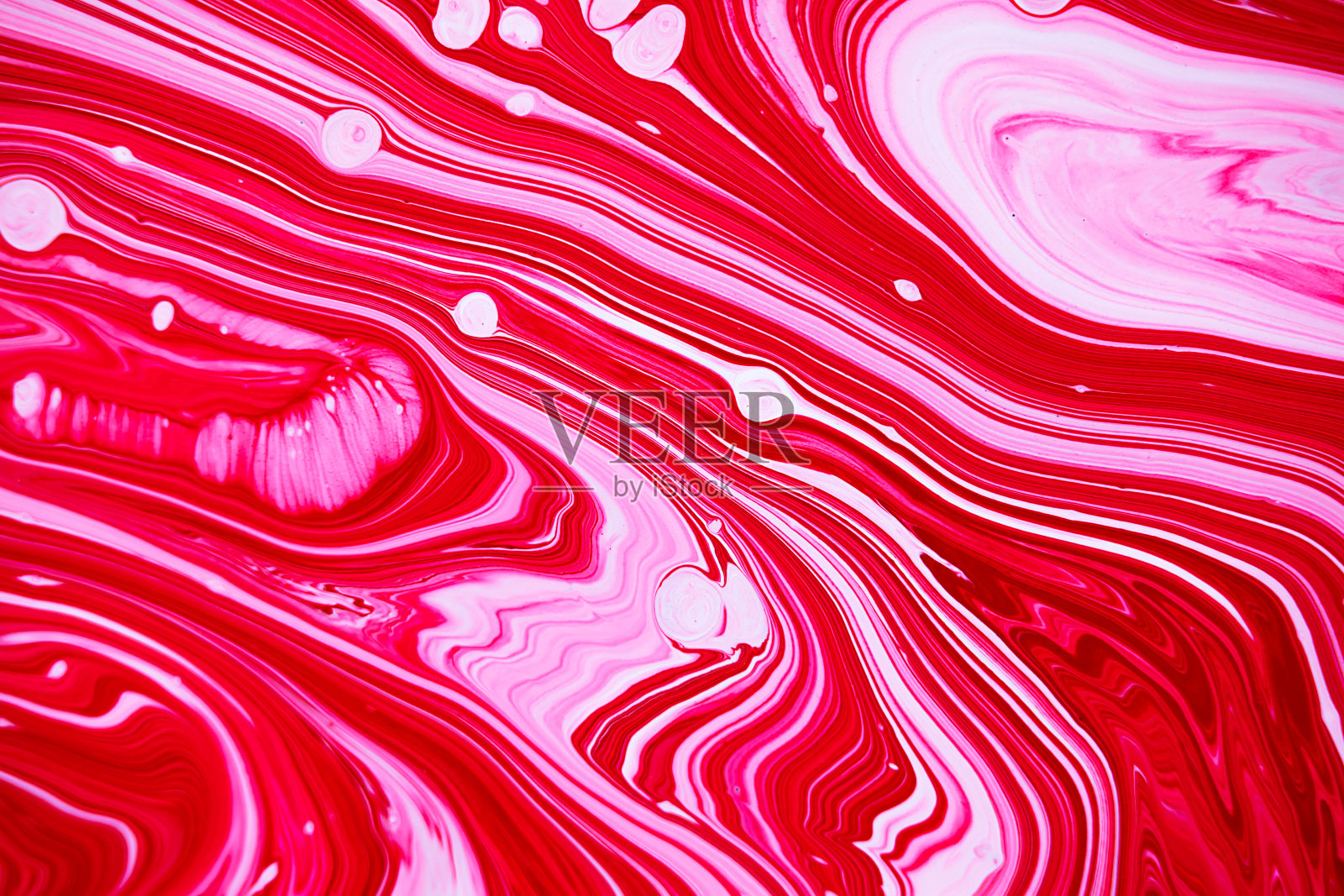 明亮的品红色粉红色和白色大理石花纹光栅背景彩色液体条纹极简时尚的