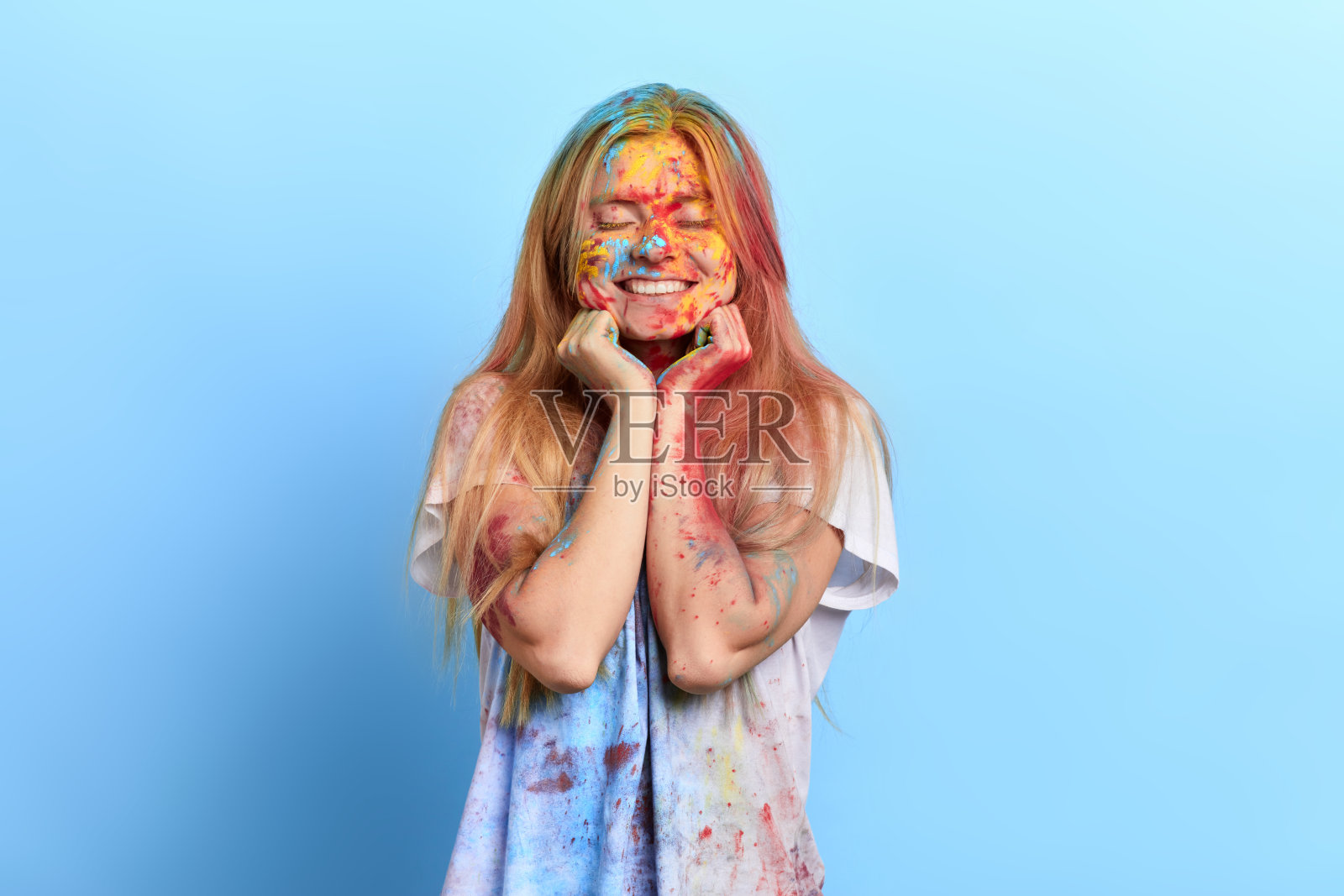 兴奋的女孩用拳头碰着下巴梦到了什么照片摄影图片