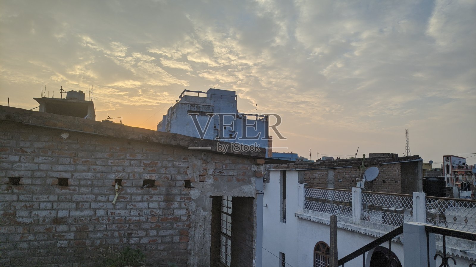 从阳台上可以看到美丽的天空。照片摄影图片