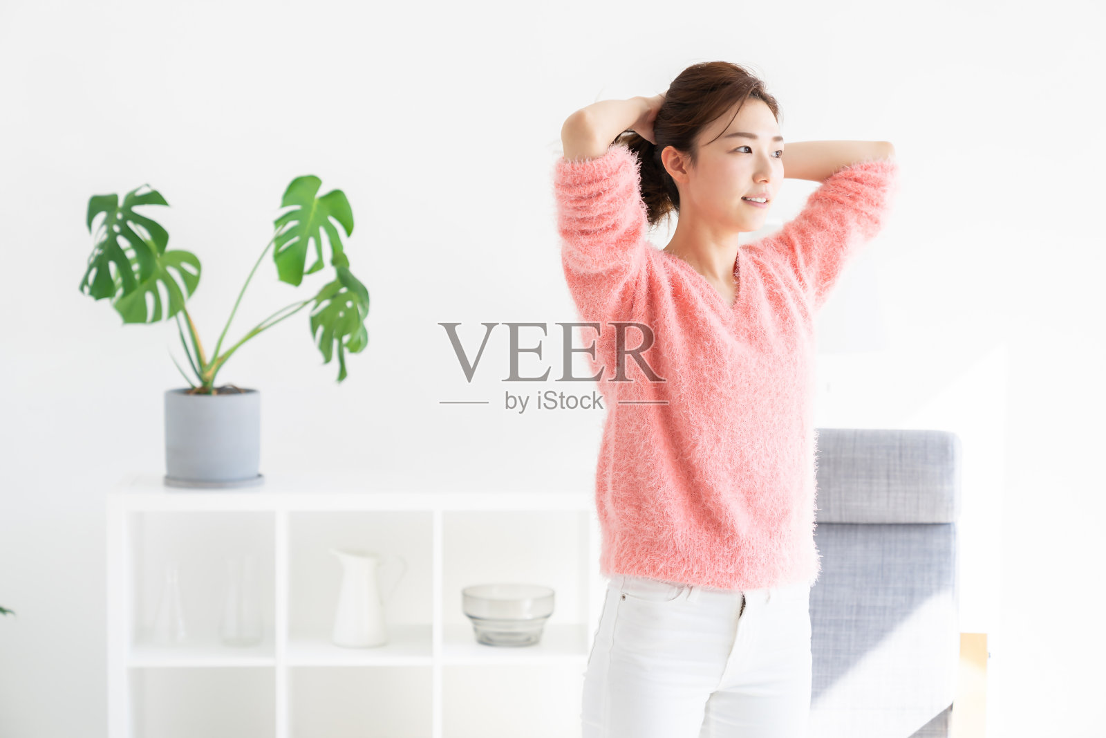 把头发卷起来的亚洲妇女照片摄影图片