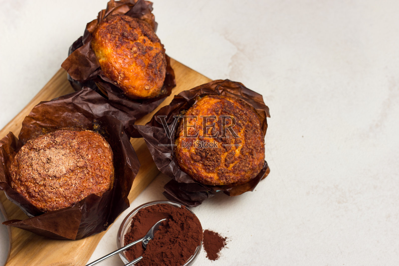 不同的自制巧克力和可可松饼和烘焙。Copyspace。照片摄影图片